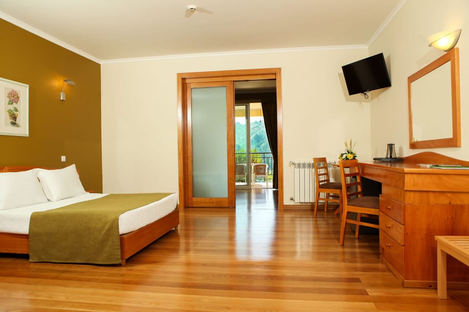 Family Room | Minibar, in-room safe, desk, soundproofing