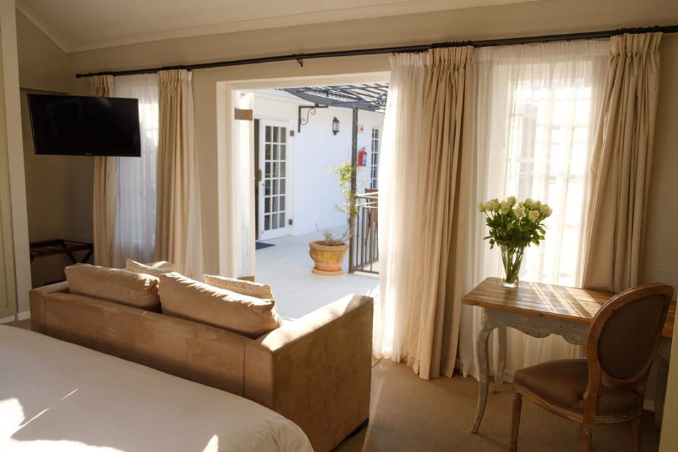 Premium bedding, in-room safe, individually decorated