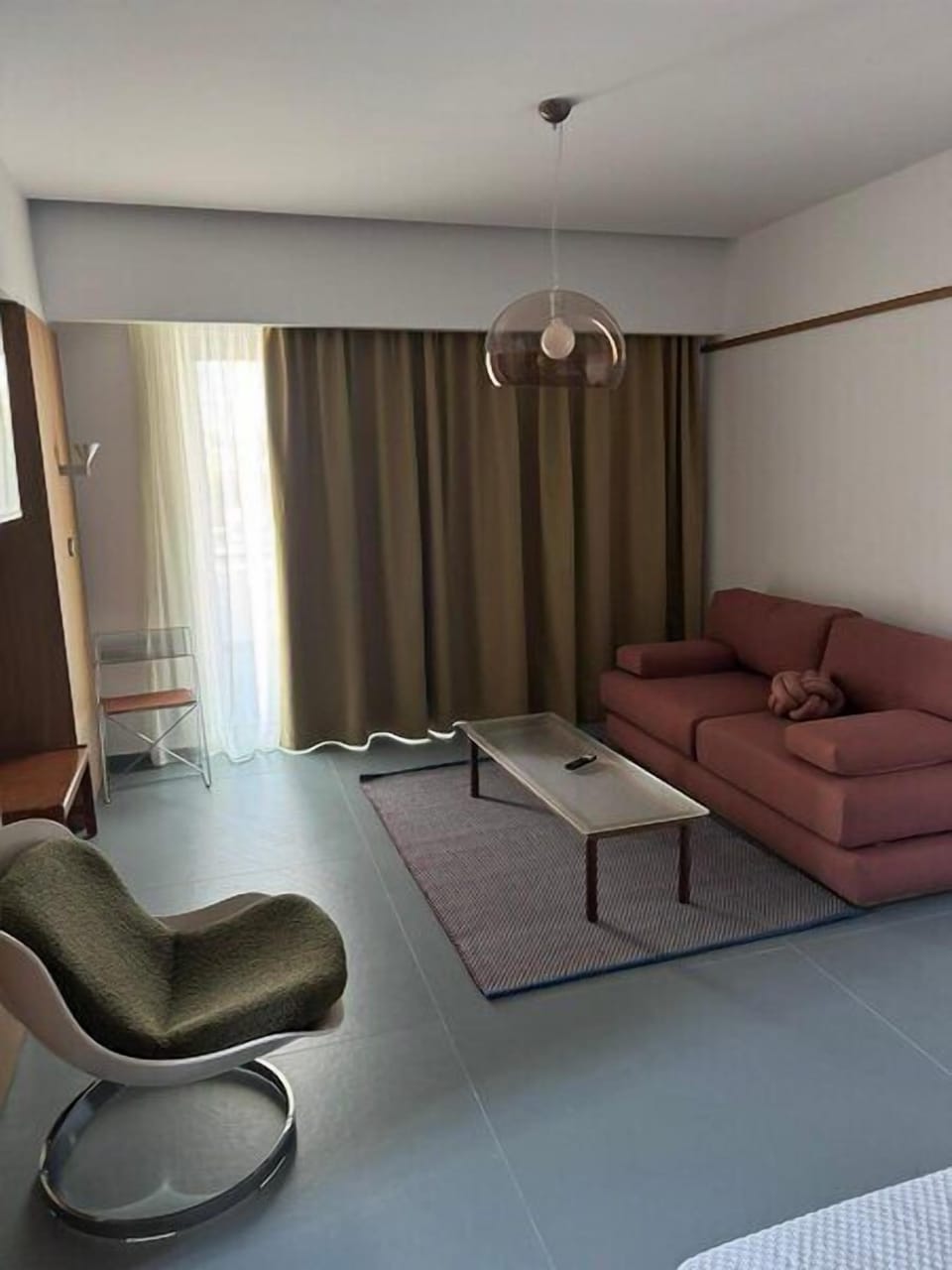 Deluxe Suite | Living area | LCD TV