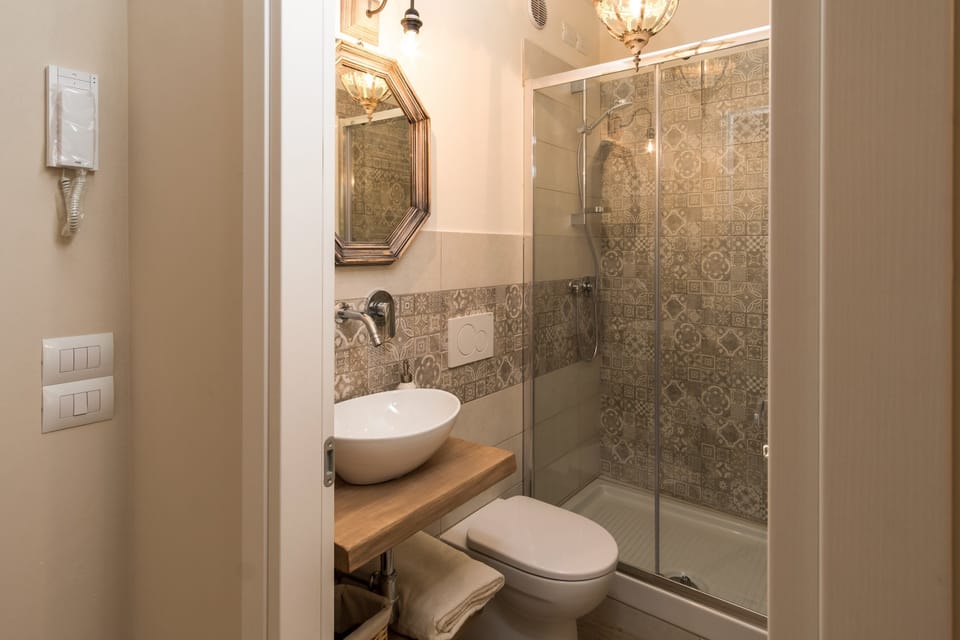 Shower, free toiletries, towels