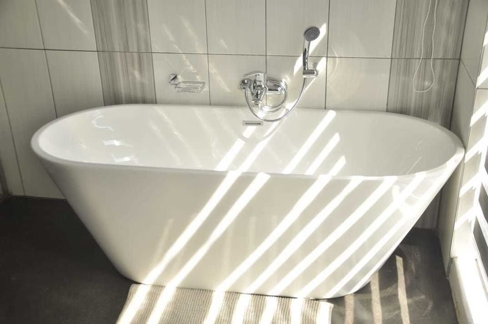 Deep soaking bathtub
