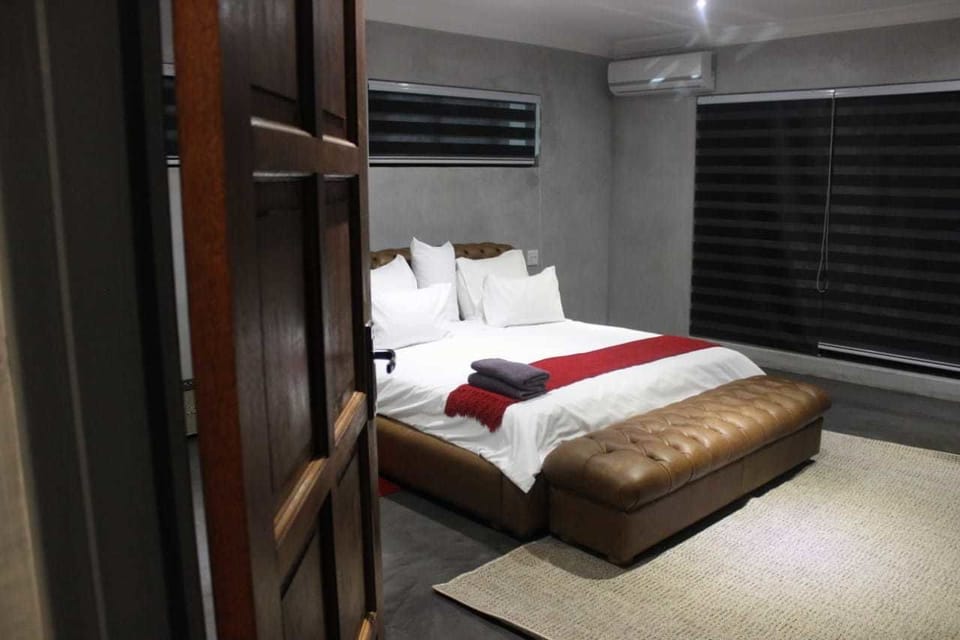 Deluxe Suite | In-room safe, desk, iron/ironing board, WiFi (free)