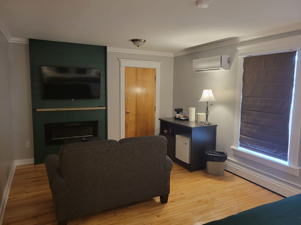 Honeymoon Suite | Hypo-allergenic bedding, desk, laptop workspace, blackout drapes