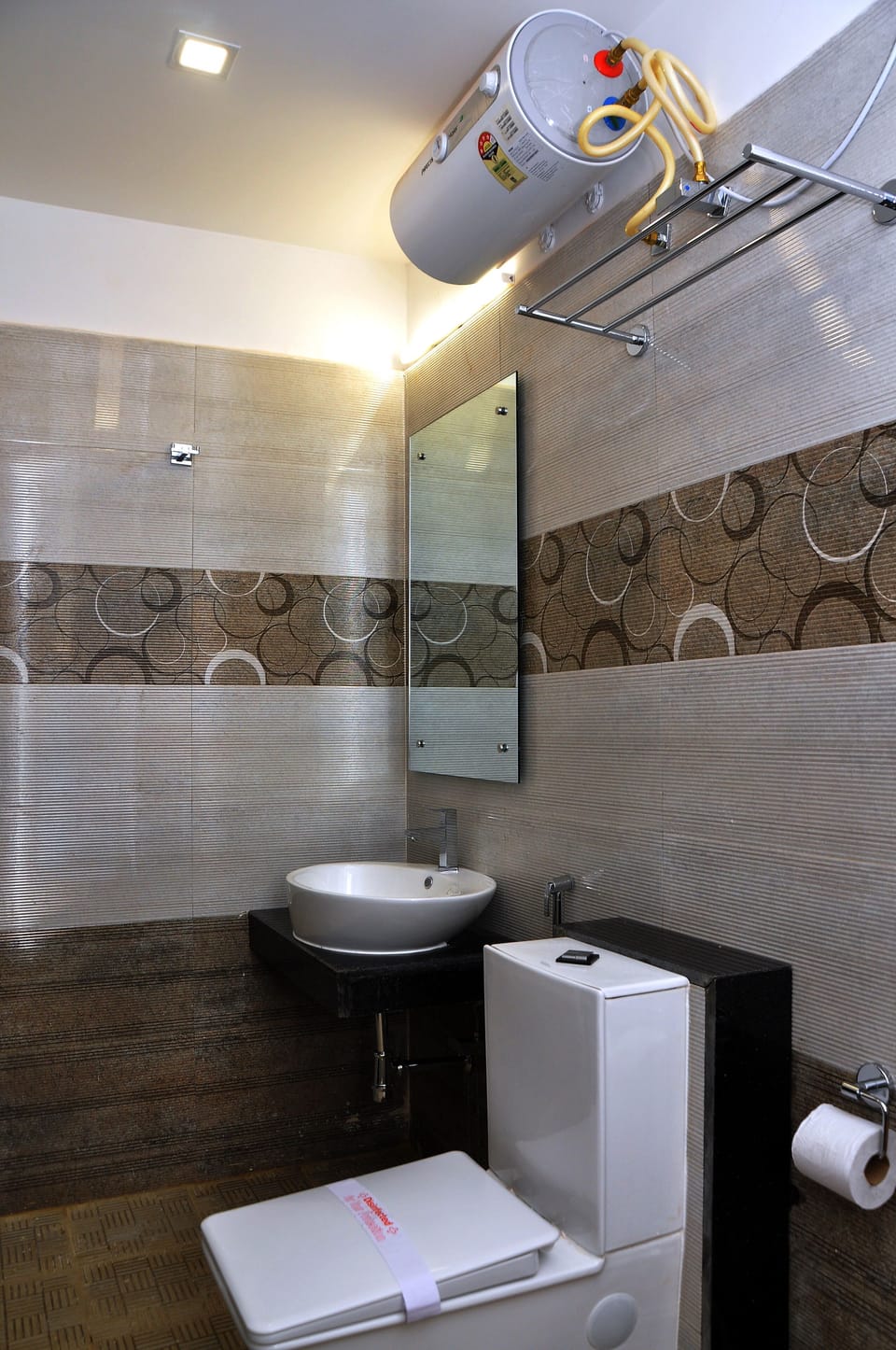 Deluxe Double Room, 1 King Bed | Bathroom | Shower, hydromassage showerhead, designer toiletries, hair dryer