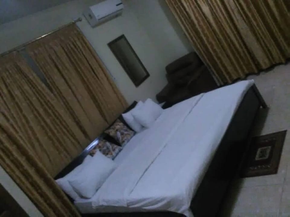Premium Double Room | Minibar, desk, blackout drapes, bed sheets