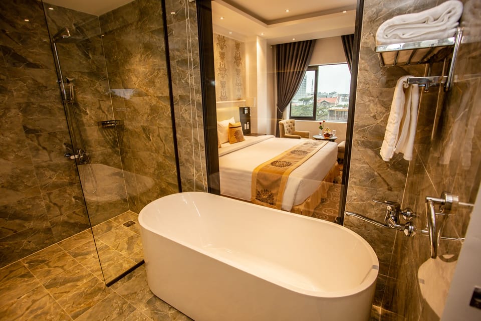 Governor | Bathroom | Free toiletries, hair dryer, bathrobes, slippers