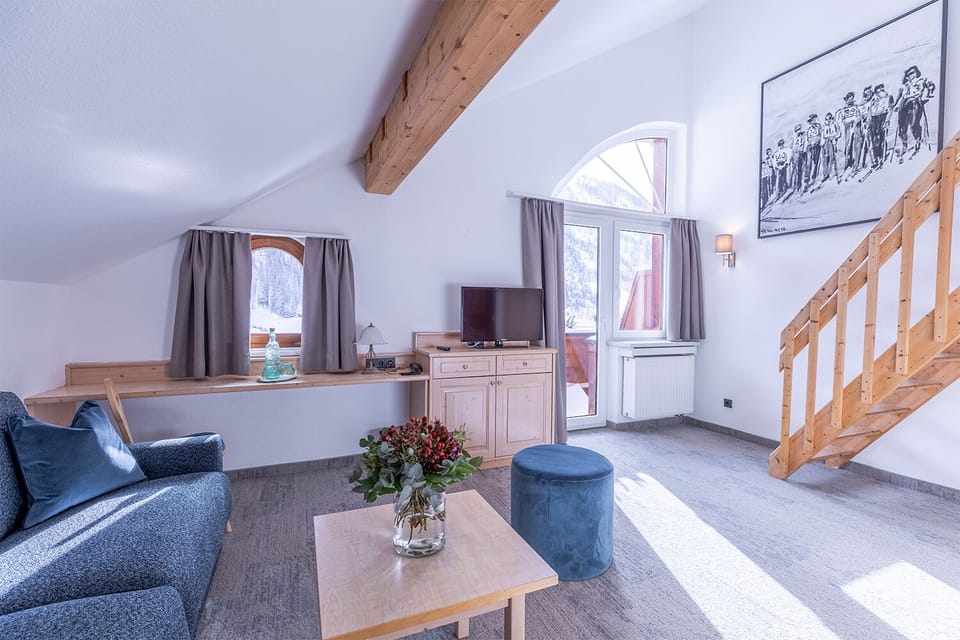 Suite | In-room safe, WiFi (free), bed sheets