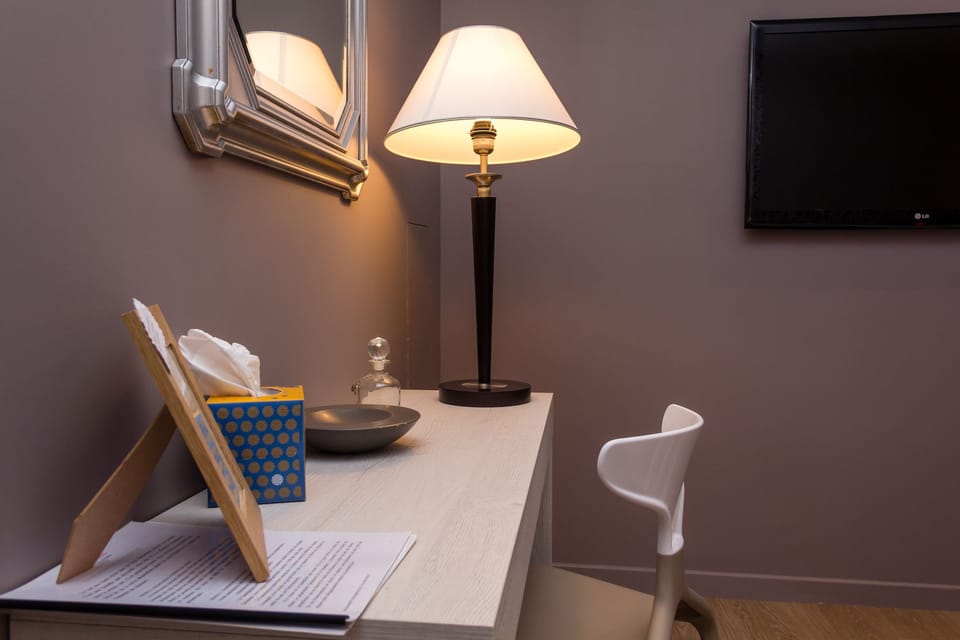 Comfort Room, 1 King Bed, Non Smoking, Garden View (Plume) | Room amenity