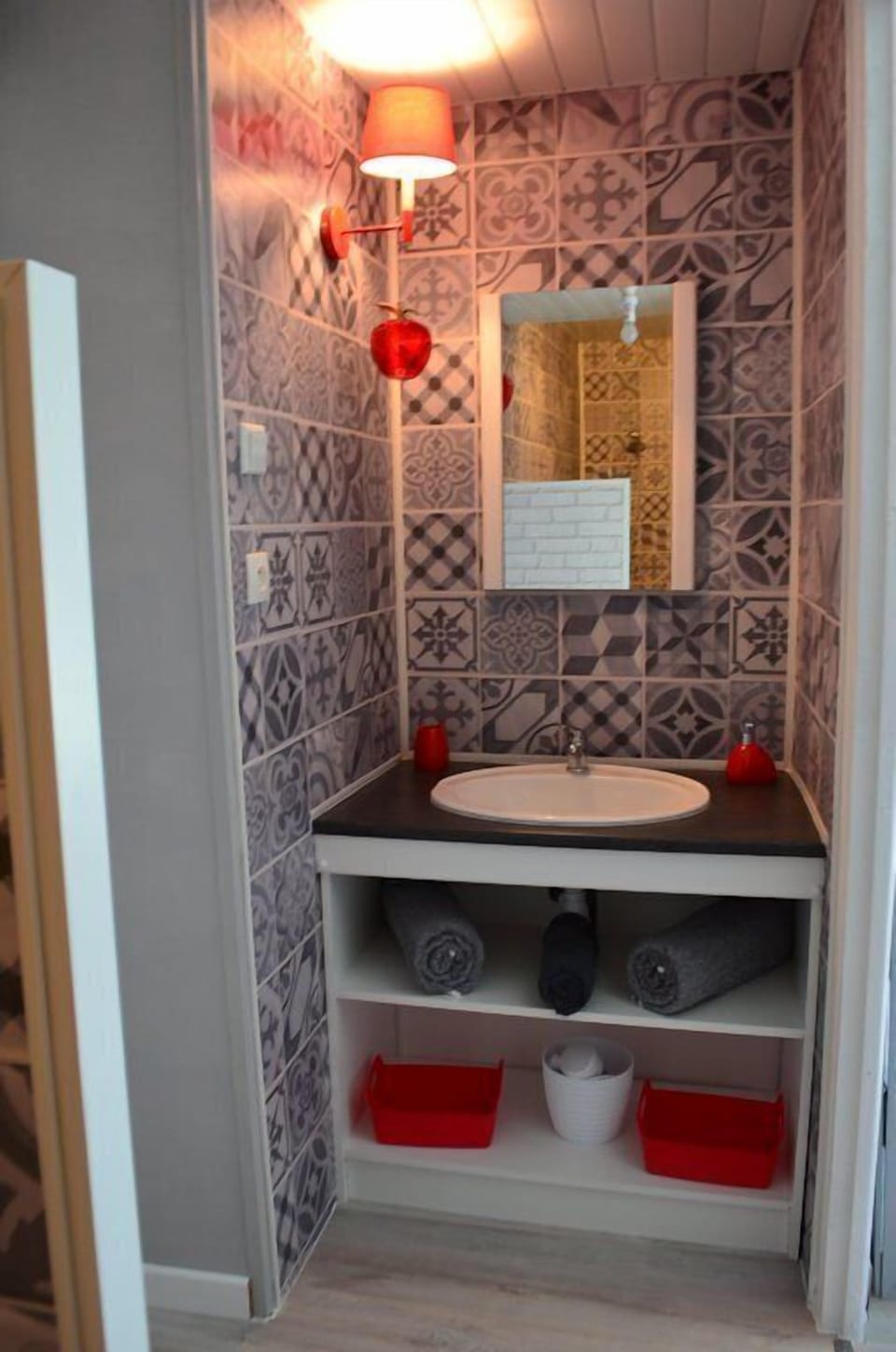 Family Quadruple Room, Multiple Beds (Grenache) | Bathroom sink