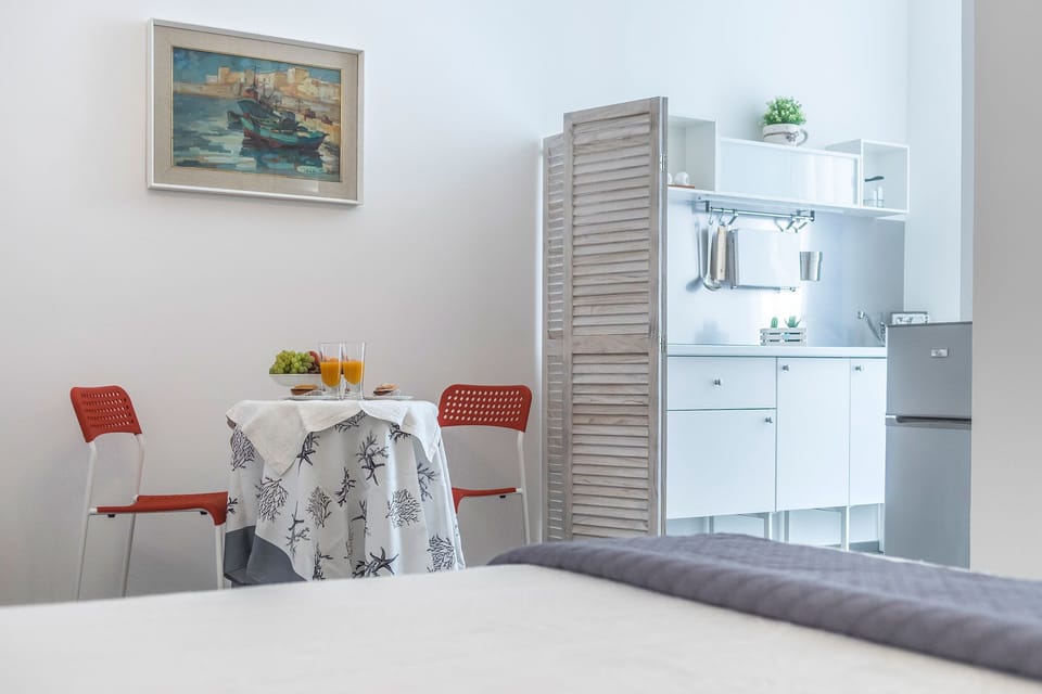 Superior Double Room, Balcony | Individually decorated, individually furnished, desk, iron/ironing board