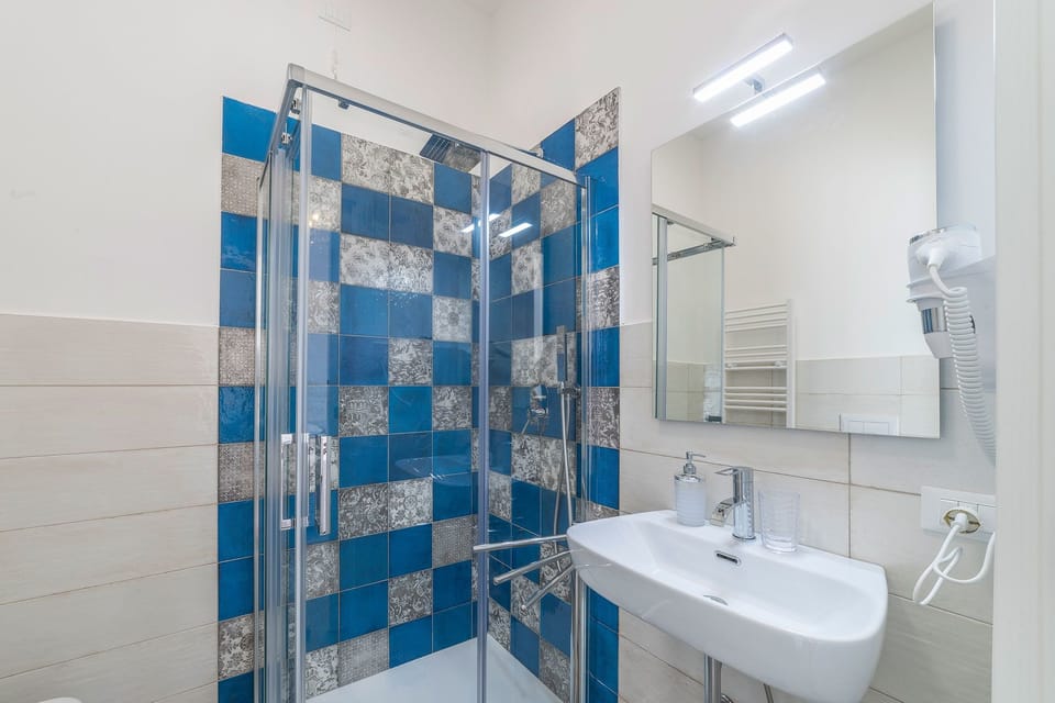 Double Room, Private Bathroom | Bathroom | Shower, hair dryer, bidet, towels