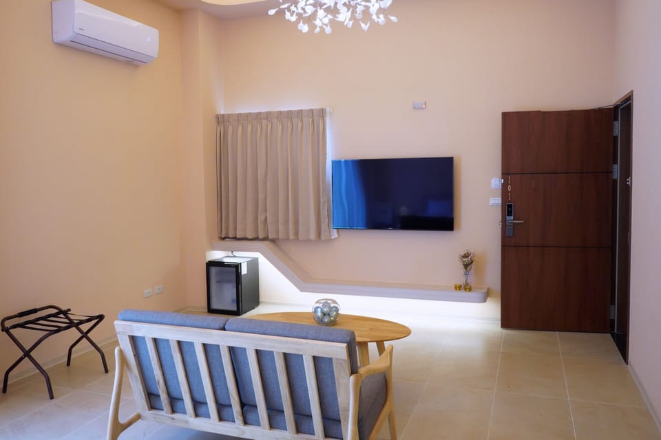Deluxe Friendly Double Room  | Down comforters, pillowtop beds, blackout drapes, soundproofing