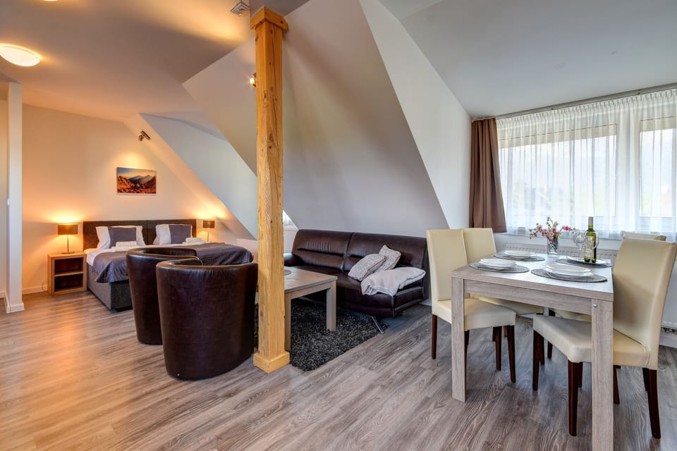Studio Suite, Kitchenette, Hill View | Laptop workspace, blackout drapes, free WiFi, bed sheets