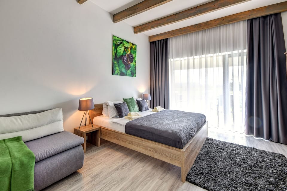 Comfort Studio | Laptop workspace, blackout drapes, free WiFi, bed sheets