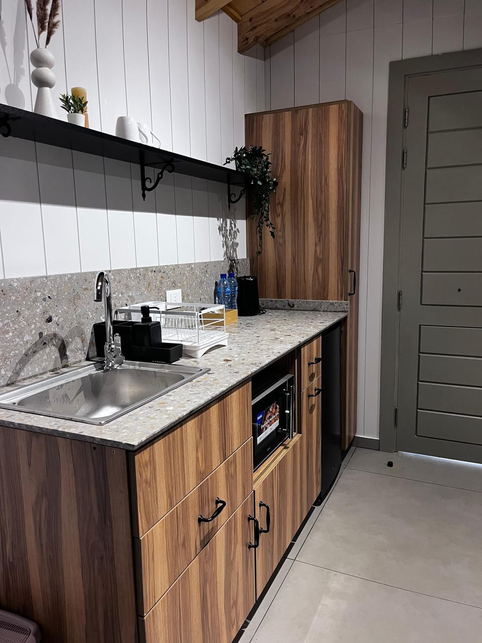 Comfort Cabin | Private kitchenette | Coffee/tea maker, electric kettle, paper towels