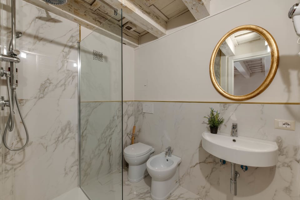 Double Room, 1 Queen Bed (Boboli) | Bathroom | Shower, free toiletries, hair dryer, bidet