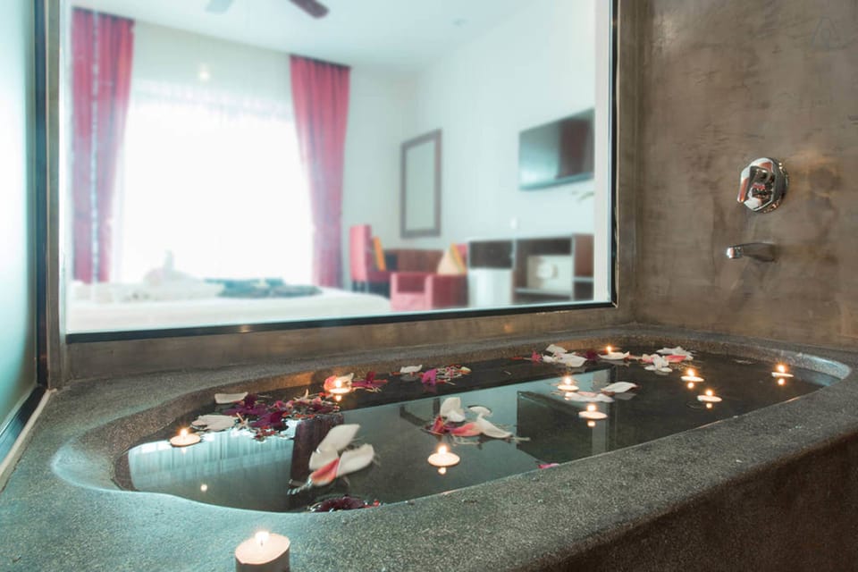 Deluxe Double Room, Balcony | Bathroom | Shower, free toiletries, hair dryer, slippers