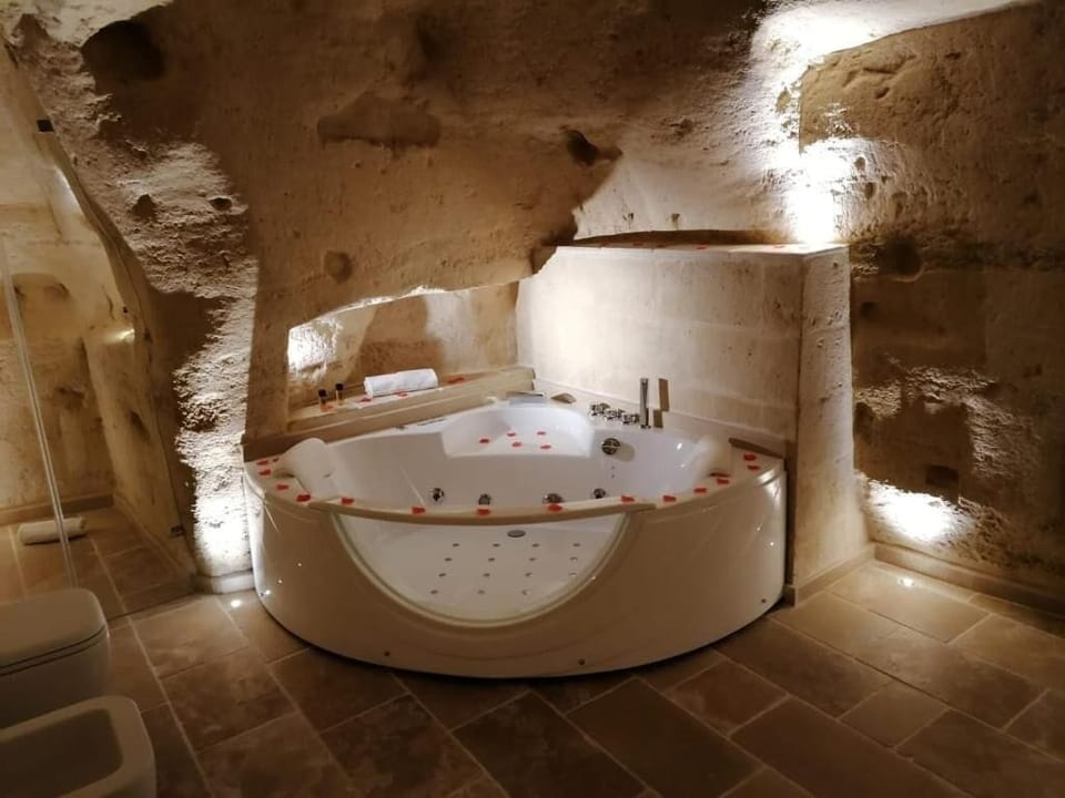 Deluxe Double Room, 1 Queen Bed, Bathtub | Bathroom | Free toiletries, hair dryer, bidet, towels