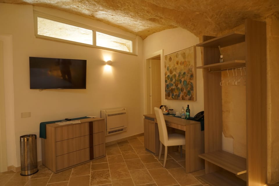 Deluxe Double Room, 1 Queen Bed, Bathtub | Room amenity