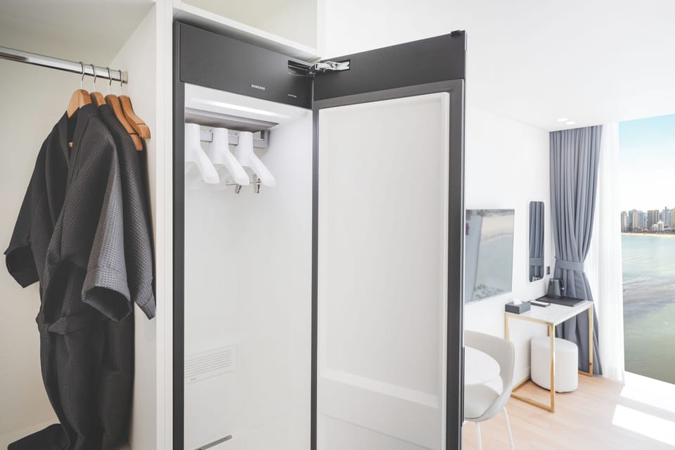 Suite, Multiple Beds, Non Smoking, Ocean View (Ocean) | In-room dining