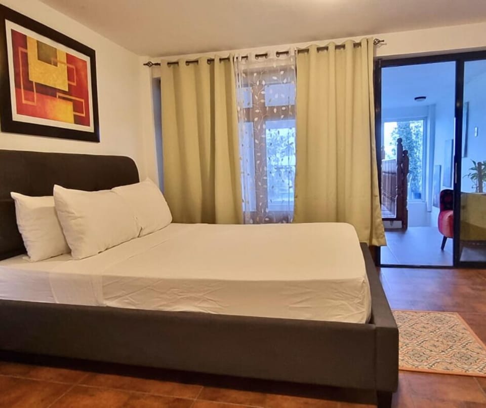 Family Villa | Desk, free WiFi, bed sheets