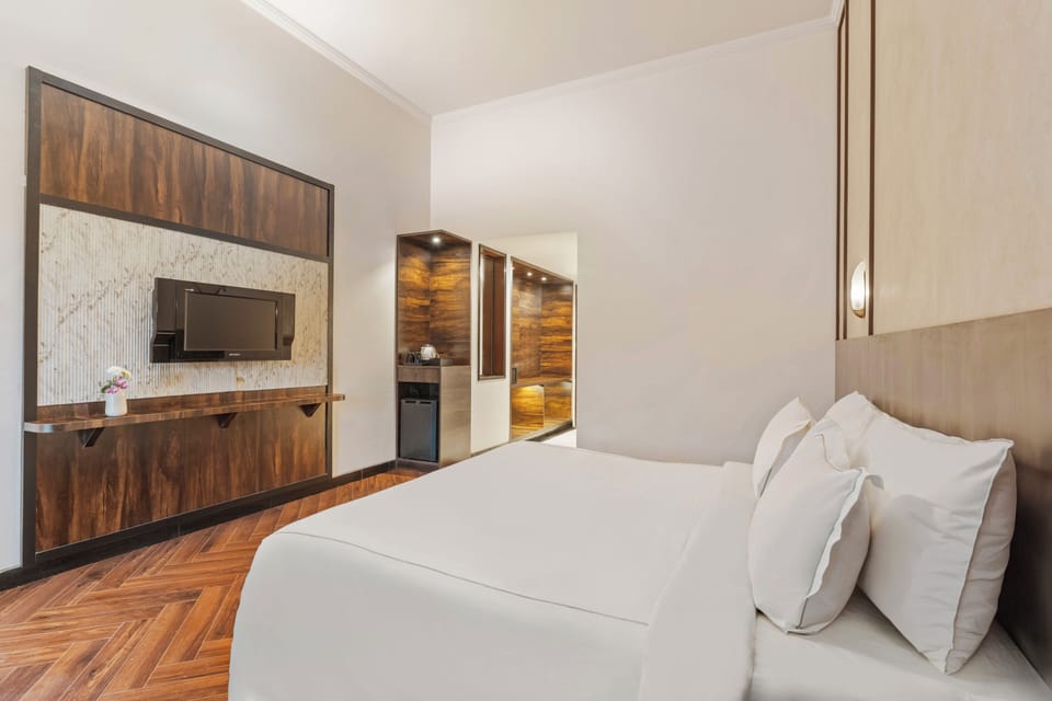 Deluxe Room | Down comforters, minibar, in-room safe, desk