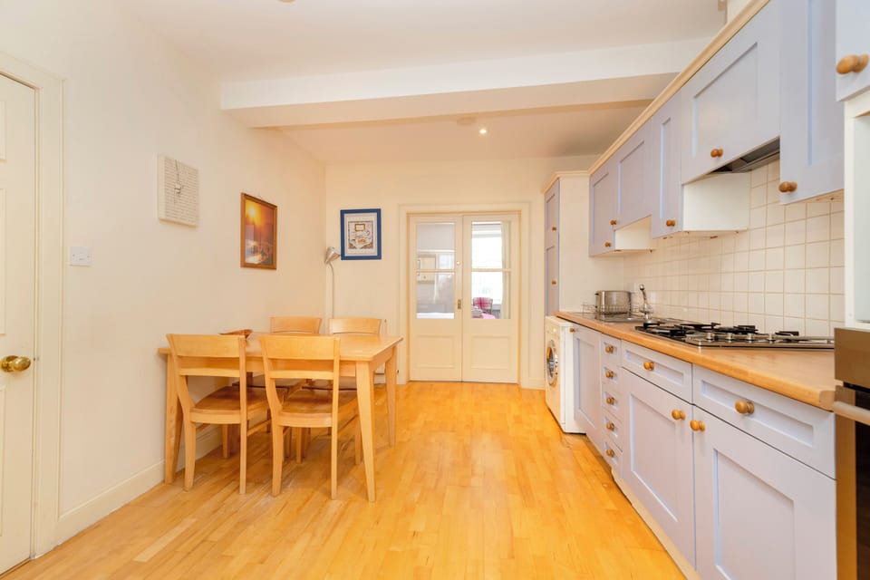 Apartment (2 Bedrooms) | Private kitchen | Electric kettle, cookware/dishes/utensils