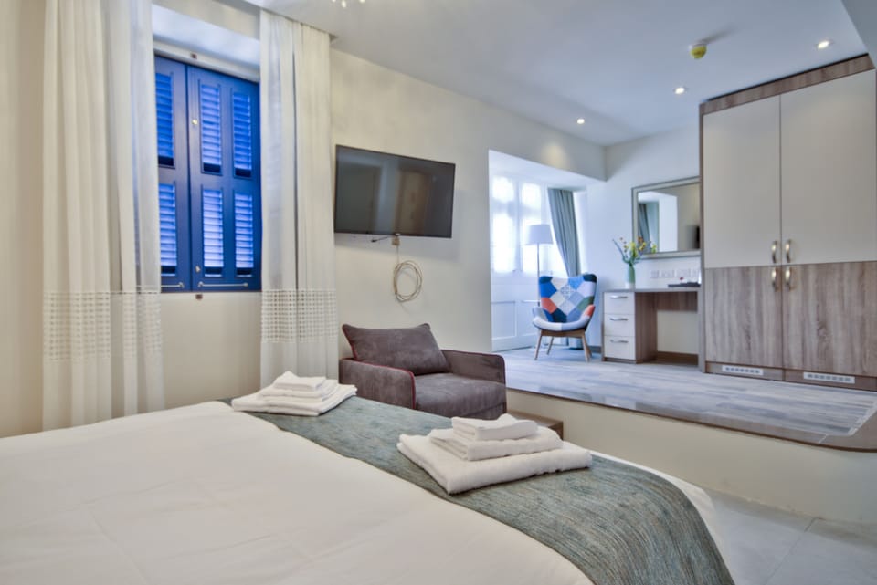 Traditional Room, Multiple Beds, City View (No5) | 1 bedroom, in-room safe, desk, laptop workspace