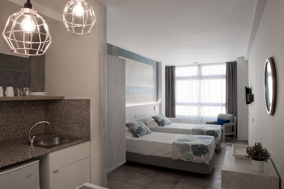 Superior Twin Room | Desk, iron/ironing board, free WiFi, bed sheets