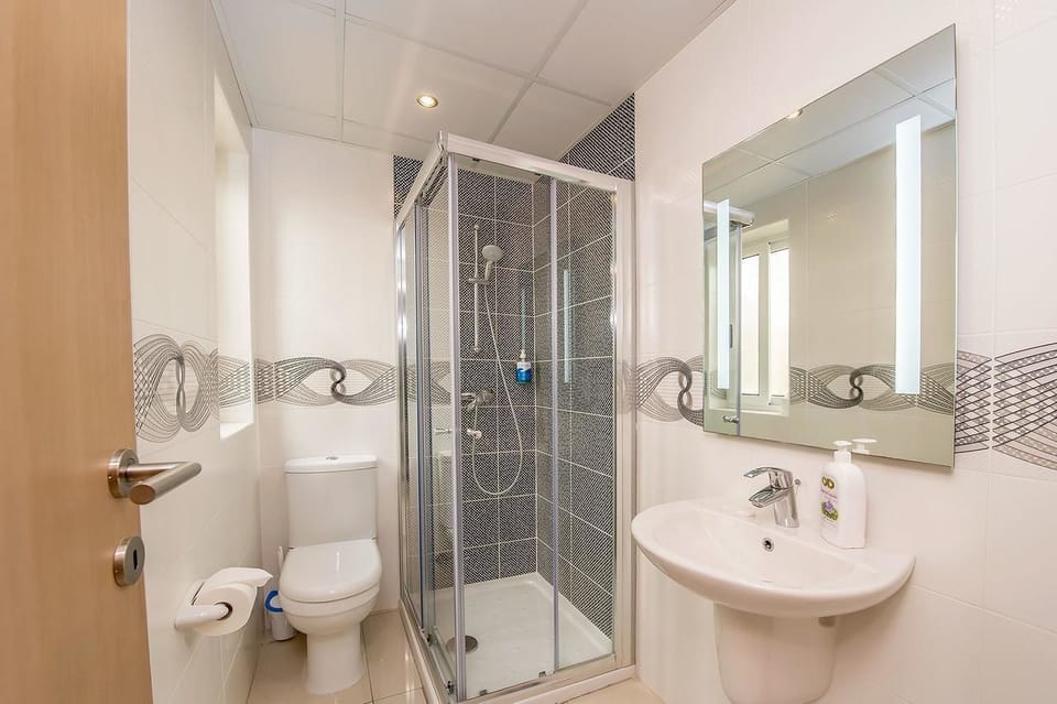 Single Room, Sea View | Bathroom | Shower, towels, soap, shampoo
