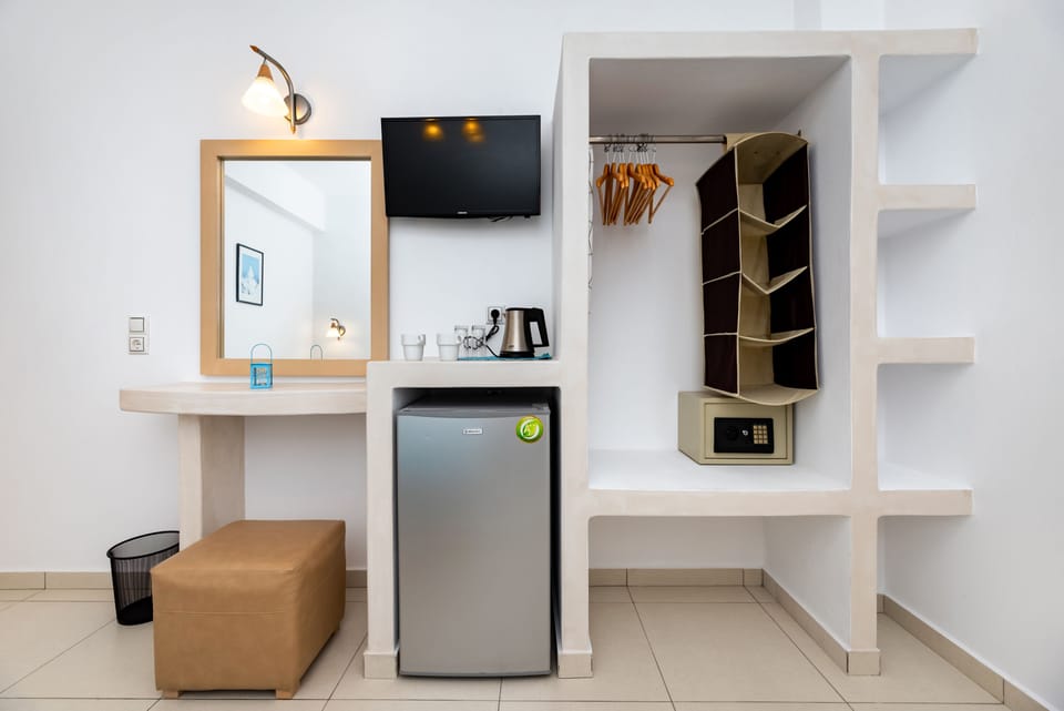 Standard Room, 1 Double Bed | Premium bedding, pillowtop beds, minibar, in-room safe