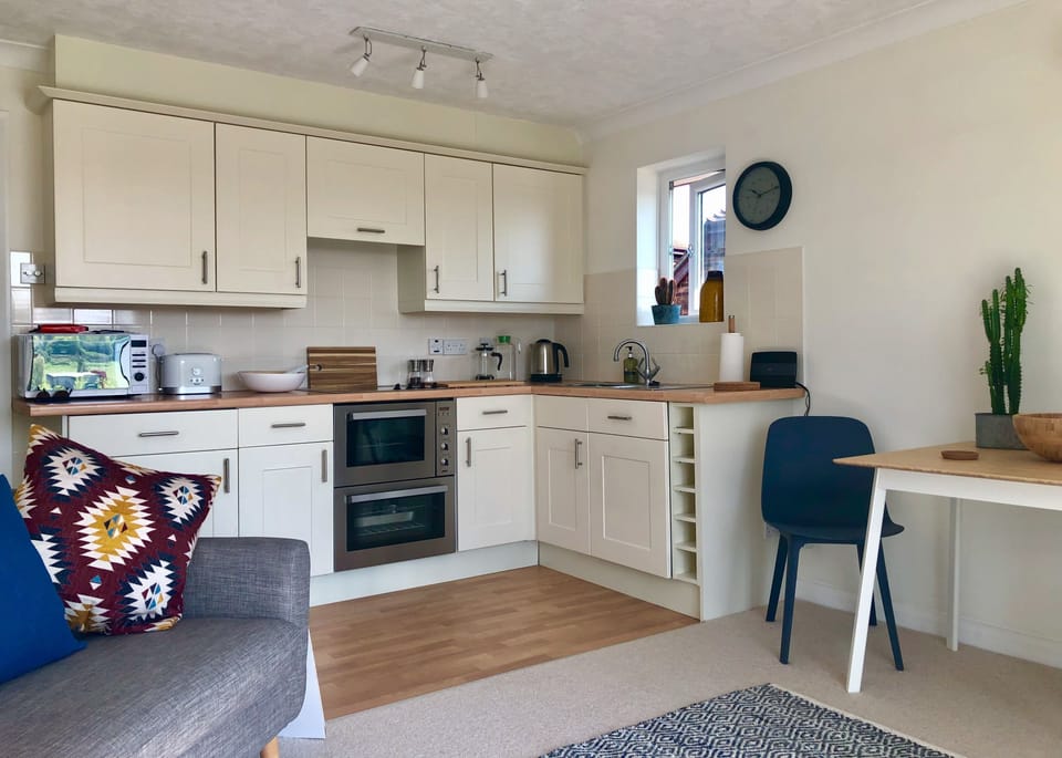 Apartment, 1 Bedroom | Shared kitchen | Full-size fridge, microwave, oven, stovetop