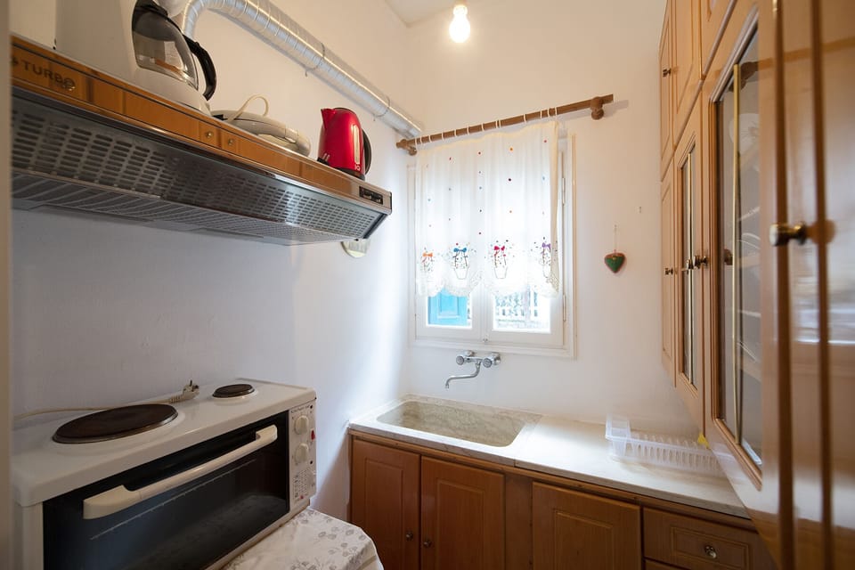 Traditional House, Sea View | Private kitchenette | Fridge, oven, stovetop, coffee/tea maker