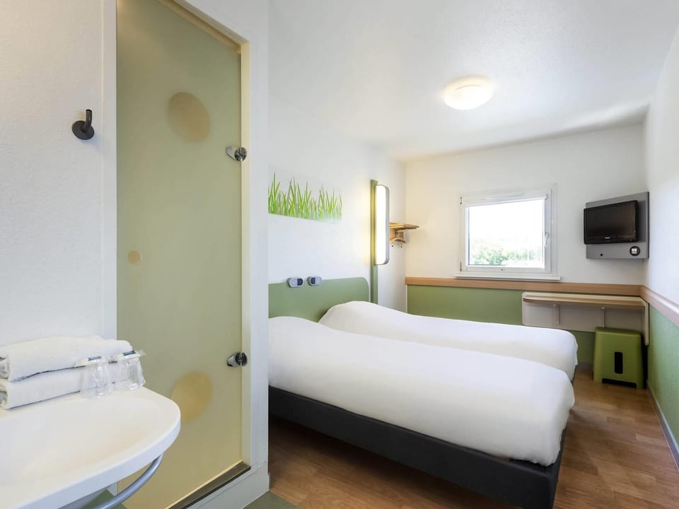Twin Room, 2 Twin Beds | Desk, soundproofing, free WiFi, bed sheets