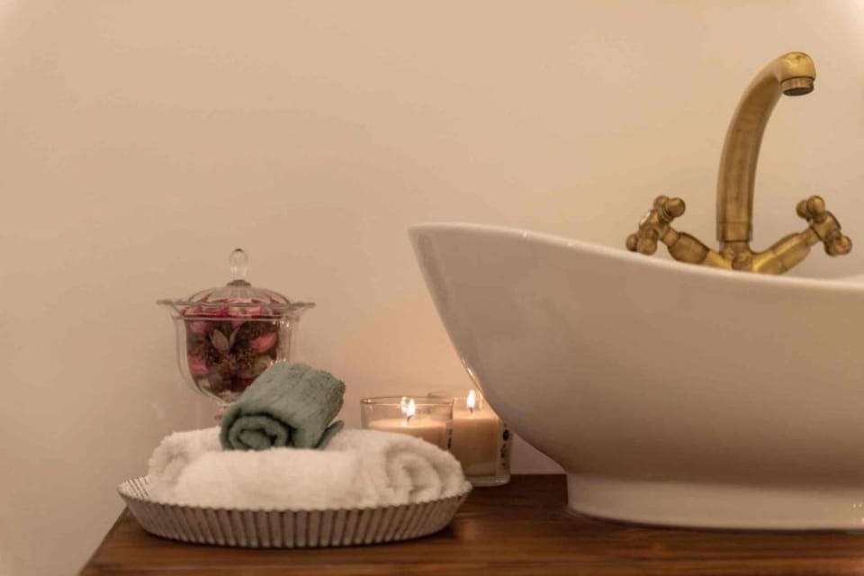Merlot Suite | Bathroom | Shower, free toiletries, hair dryer, bathrobes