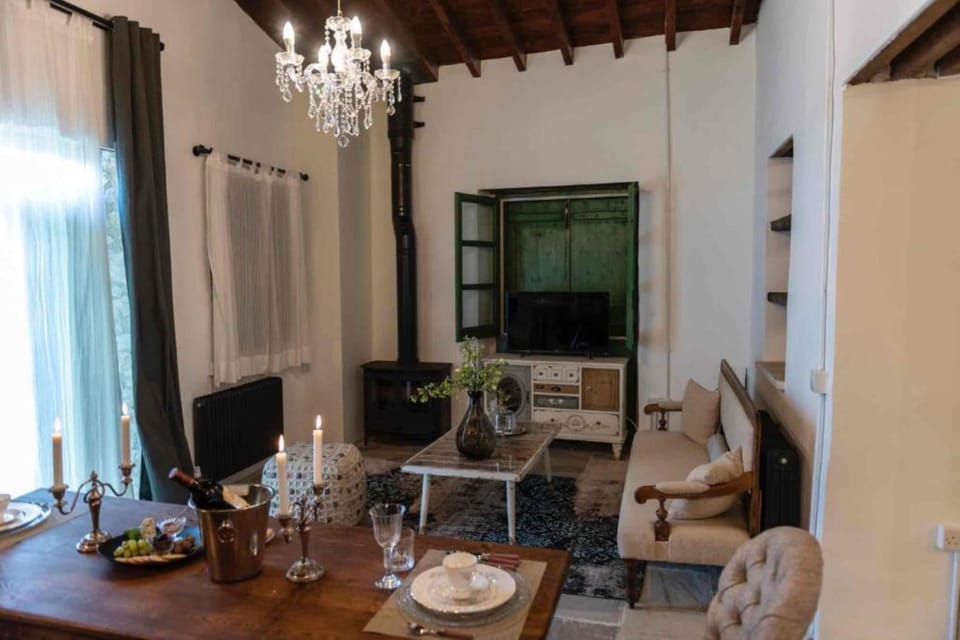 Merlot Suite | Living area | Flat-screen TV, fireplace