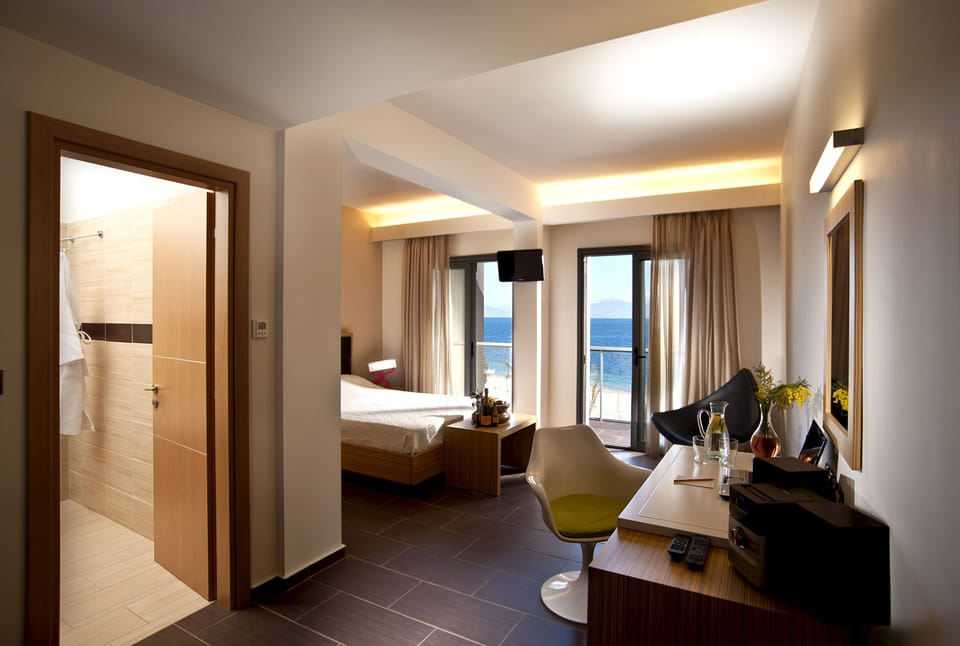 Deluxe Triple Room | Minibar, in-room safe, desk, blackout drapes
