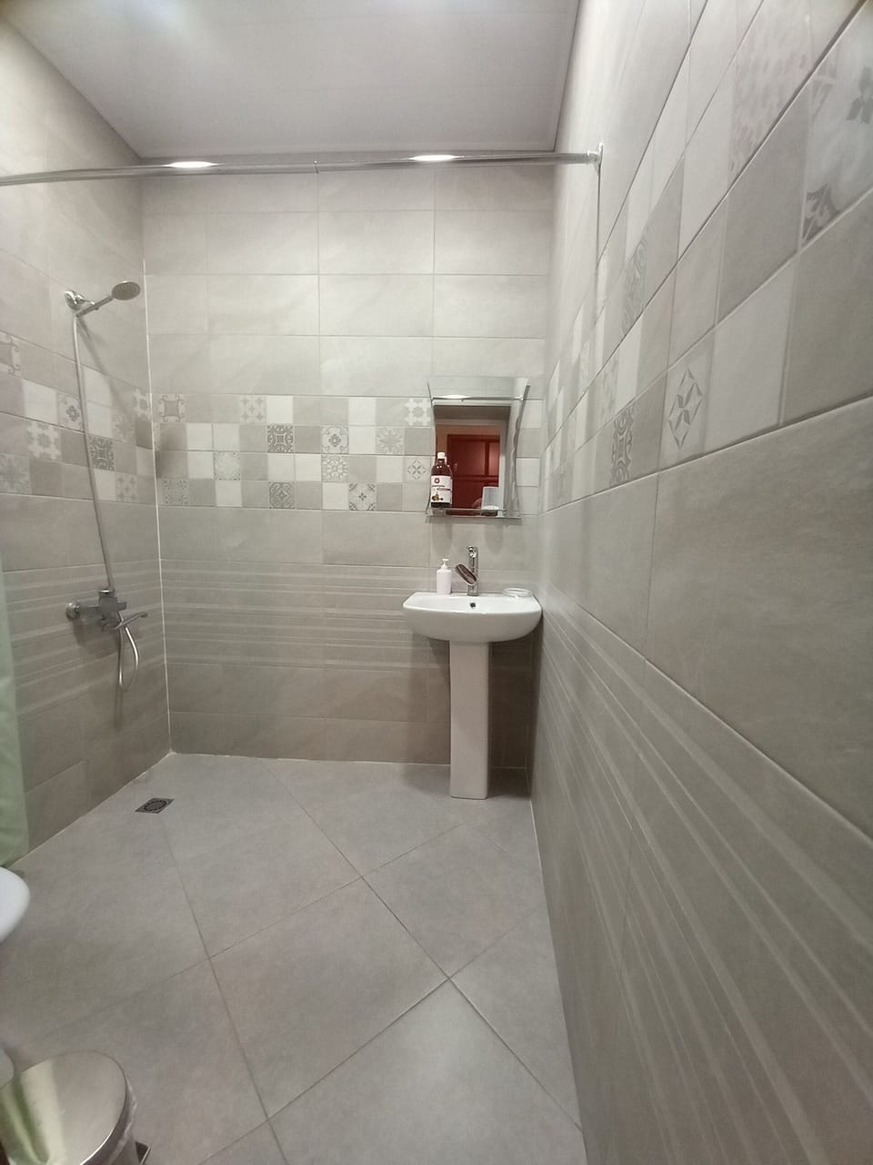 Budget Double Room | Bathroom | Shower, eco-friendly toiletries, hair dryer, slippers