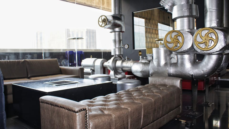 2 bars/lounges