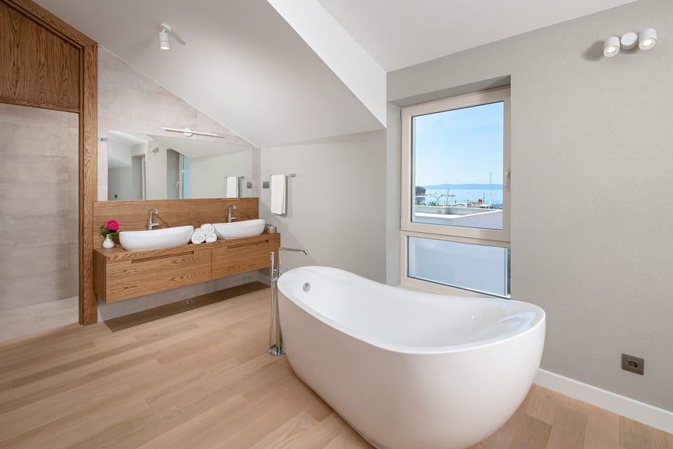 Deluxe Double Room | Bathroom | Shower, hair dryer, towels, soap