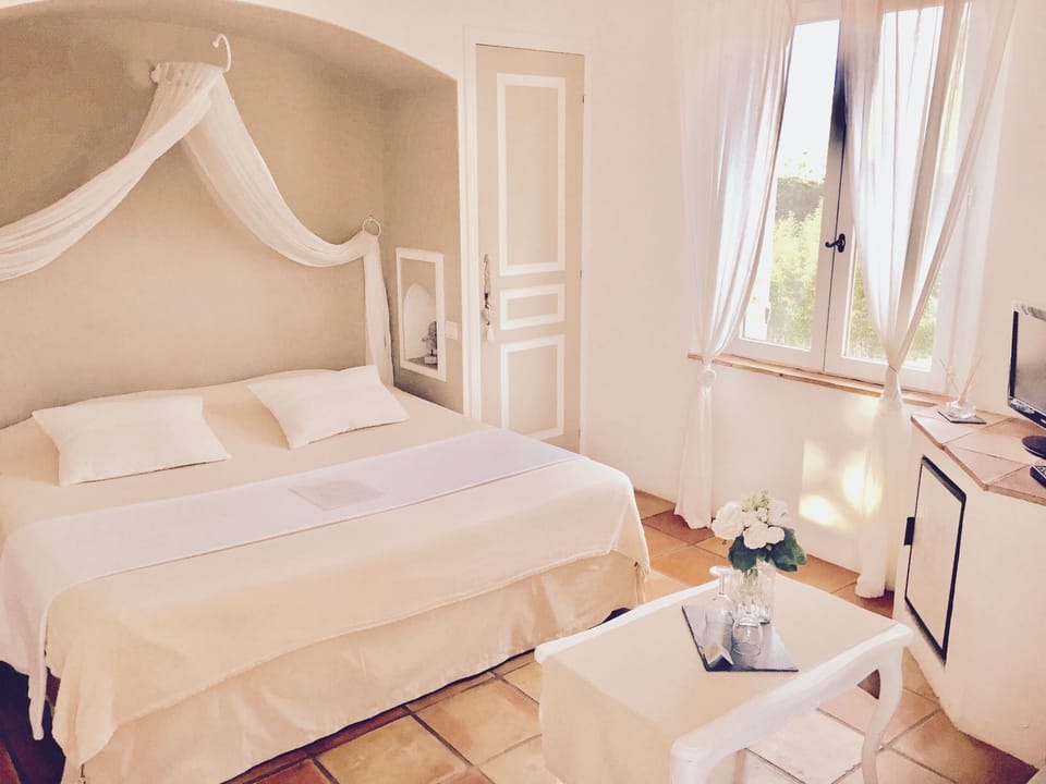 Comfort Double Room | Minibar, in-room safe, individually decorated, individually furnished