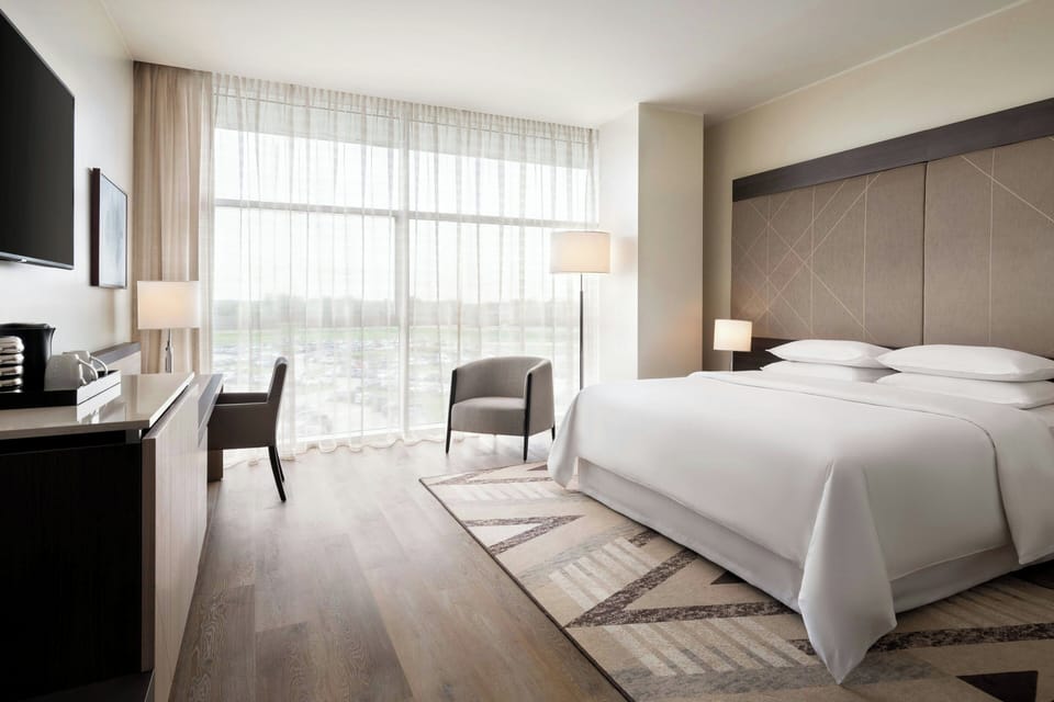 Deluxe Room, 1 King Bed | Minibar, in-room safe, desk, blackout drapes