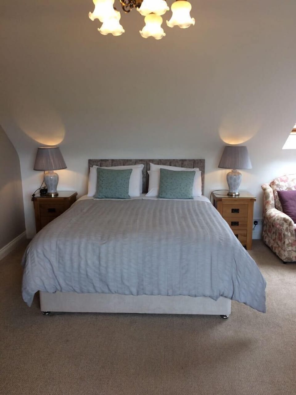 King Suite | Desk, soundproofing, iron/ironing board (on request), WiFi (free)