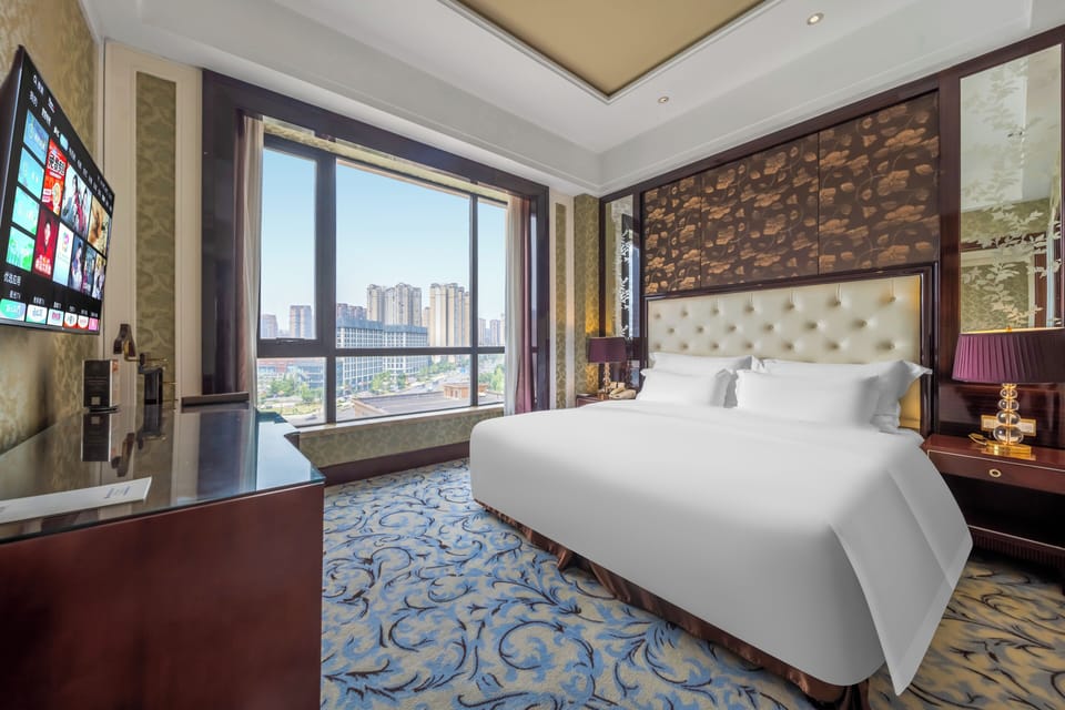 Minibar, in-room safe, desk, iron/ironing board