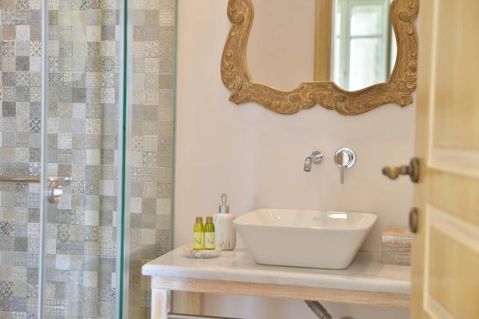 Junior Suite, Sea View | Bathroom | Shower, rainfall showerhead, designer toiletries, hair dryer