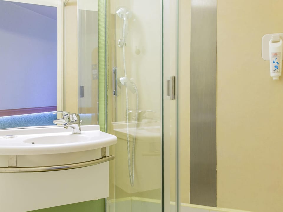 Twin Room, 2 Twin Beds | Desk, blackout drapes, free cribs/infant beds, free WiFi