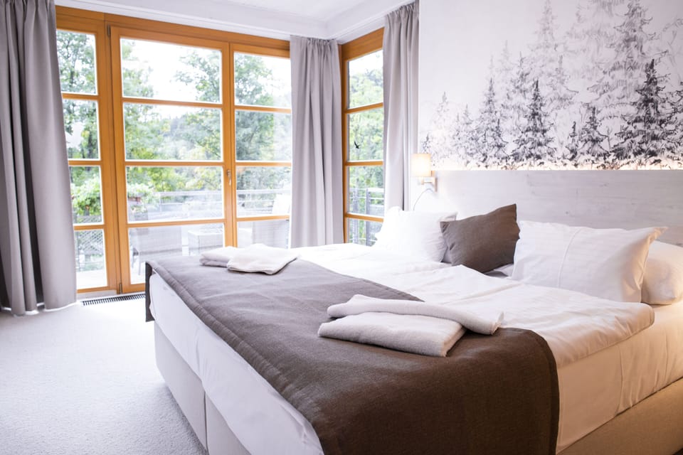 Junior Apartment, 1 Bedroom, Garden View, Annex Building | Hypo-allergenic bedding, in-room safe, blackout drapes