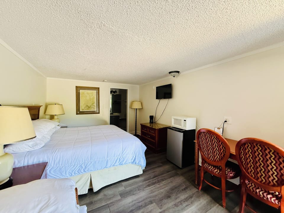 Deluxe Room | Individually furnished, desk, blackout drapes, iron/ironing board