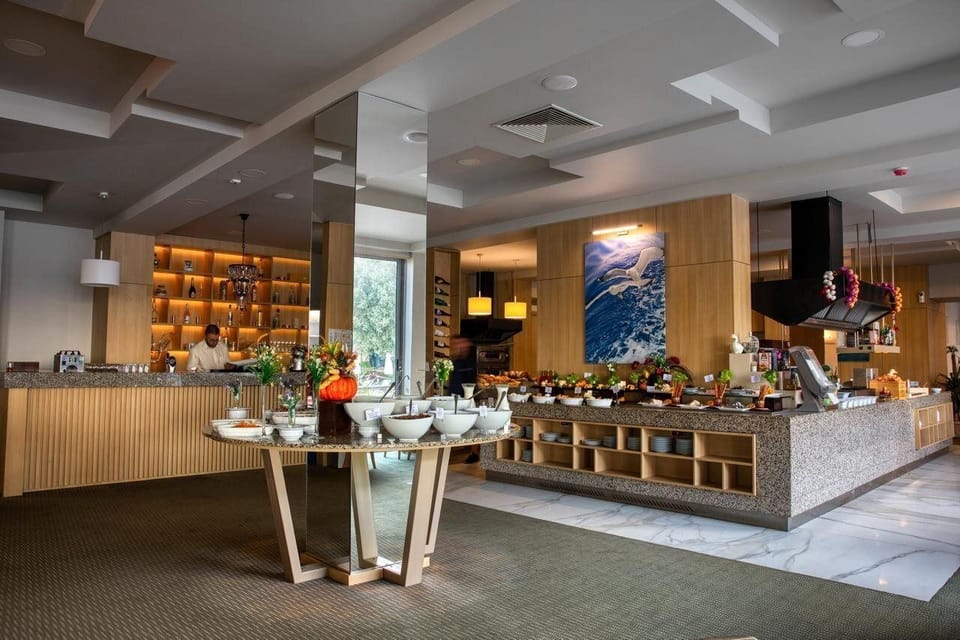 2 restaurants; breakfast, lunch, dinner, and brunch served