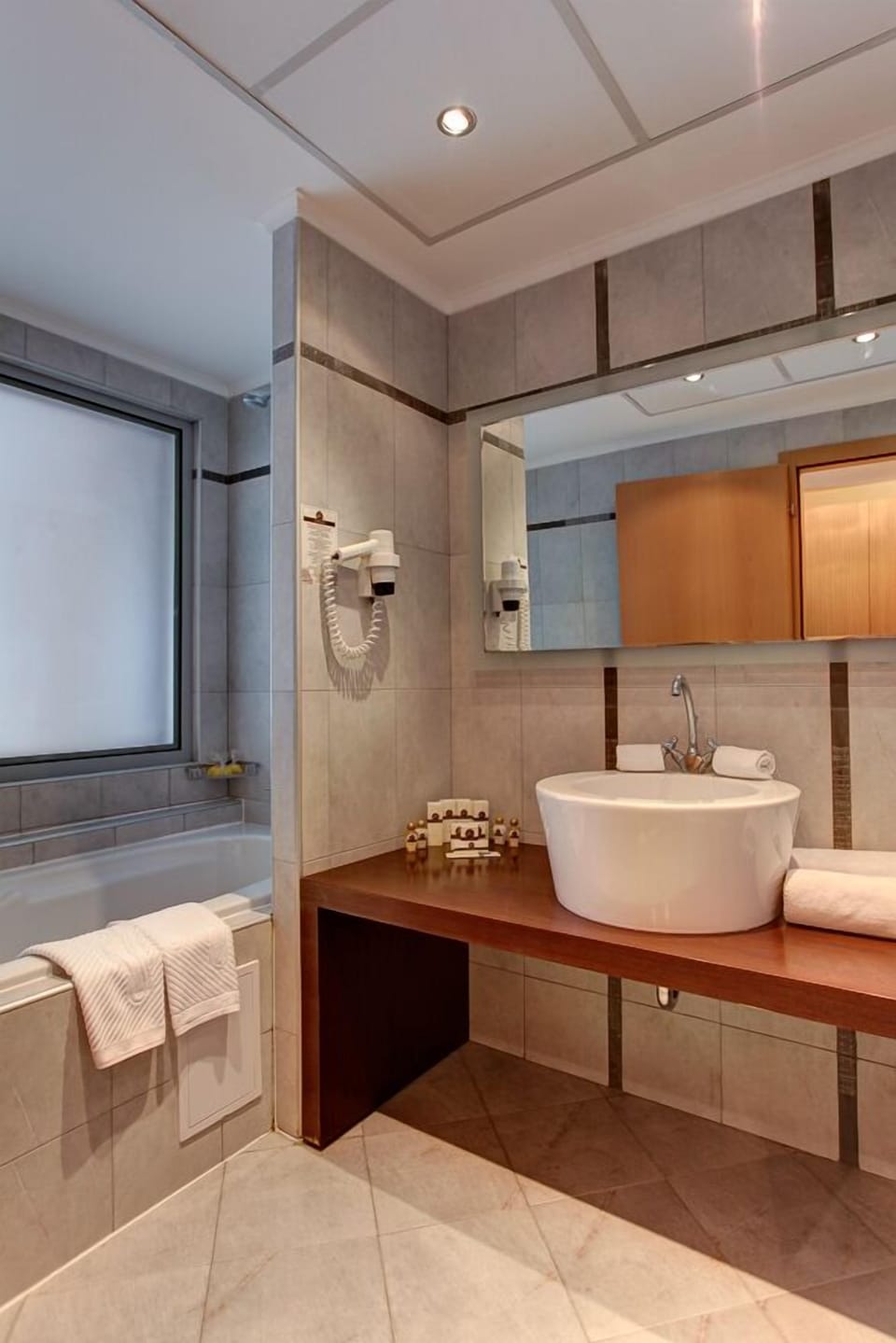 Deluxe Junior Suite, Balcony, Sea View | Minibar, individually decorated, individually furnished, desk